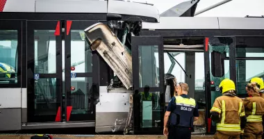Două tramvaie s-au ciocnit pe podul Erasmus din Rotterdam. Zeci de persoane au fost rănite