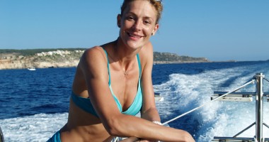 Stire din Monden : Roxana Ciuhulescu s-a lăsat de fumat și s-a apucat de kite-boarding