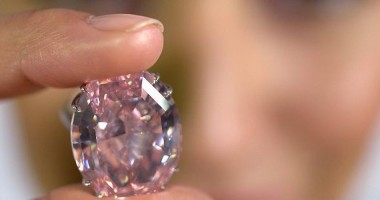 Stire din Actualitate : Cel mai valoros diamant roz cunoscut până în prezent a fost vândut cu 61,65 milioane de euro