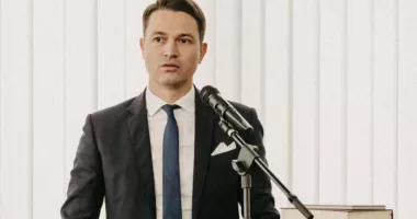 Stire din Politică-Administrație : Liberalii merg la Cotroceni fără nume de premier: „Responsabilitatea e la PSD”