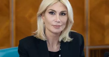 Stire din Politică-Administrație : Raluca Turcan susține că noua lege a salarizării nu va reduce veniturile bugetarilor