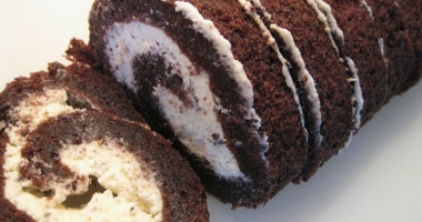 Stire din Diverse : E week-end, liber la dulce! Ruladă cu cremă de mascarpone și ciocolată