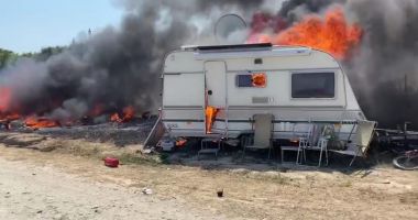 Incendiu violent la un parc de rulote, în 2 Mai. Intervin mai multe mașini de pompieri - 2
