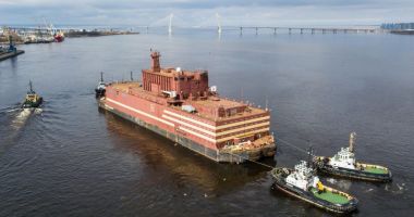 Stire din Actualitate : Rusia duce un "Cernobîl plutitor" în zona arctică. Construcția centralei a durat 20 de ani