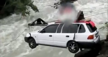 Stire din Actualitate : VIDEO. TERIBILISM FĂRĂ LIMITE! Un șofer a traversat cu mașina un râu fără pod