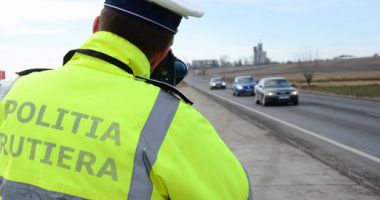 Stire din Eveniment : O femeie a rămas fără permis după ce a fost prinsă de oamenii legii conducând cu 106 km/h în localitate
