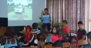 Stire din Eveniment : Vizită "surpriză" a rutieriștilor la liceele din Mangalia