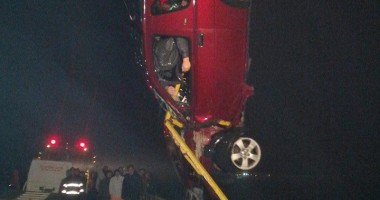 IMAGINI ȘOCANTE / TRAGEDIE RUTIERĂ! DOI COPII ȘI TREI ADULȚI AU MURIT după ce mașina a PLONJAT în canal la Cernavodă. Copilul dat dispărut, găsit pe fundul apei! UPDATE - 2