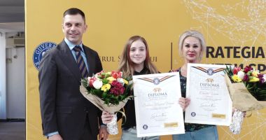 Stire din Sport : Sabrina Voinea, premiată de ministrul Eduard Novak. Mama ei, Camelia Voinea, i-a fost alături