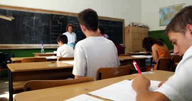 Stire din Cultură-Educație : Concurență acerbă între elevii de 10,  pentru un loc în liceele constănțene de elită
