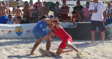 Stire din Sport : S-a dat startul CM de lupte pe plajă! Cadeții, primii la apel