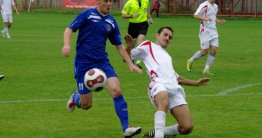 Stire din Sport : Săgeata a "secerat" Bradul Roznov de la rădăcină