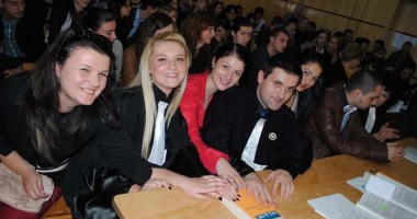 Stire din Cultură-Educație : Șaguniști în postura de "judecători din umbră"