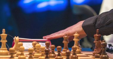 Stire din Sport : Magia șahului! Când regulile devin inferioare inspirației…