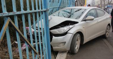 Galerie foto. S-a înfipt cu mașina în gardul Jandarmeriei - 4