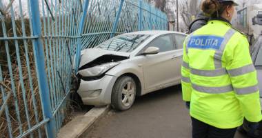Galerie foto. S-a înfipt cu mașina în gardul Jandarmeriei - 2