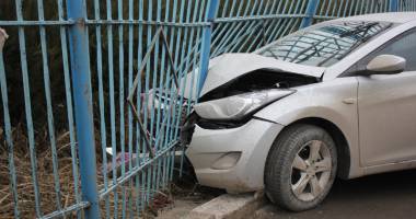 Galerie foto. S-a înfipt cu mașina în gardul Jandarmeriei - 3