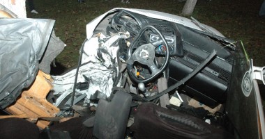 Accident rutier grav. S-a izbit cu mașina de un copac, în stațiunea Mamaia - 2