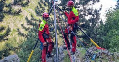Stire din Social : Două persoane blocate azi-noapte pe munte au fost recuperate azi de salvamontişti