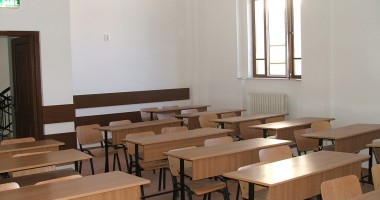Stire din Diverse : "Chiloții la control" / Decizia unei directoare de școală