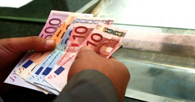 Stire din Economie : Salariații și pensionarii datornici la bănci vor plăti impozit mai mic pe venit