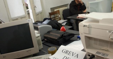 Salariații din administrația publică locală intră în grevă
