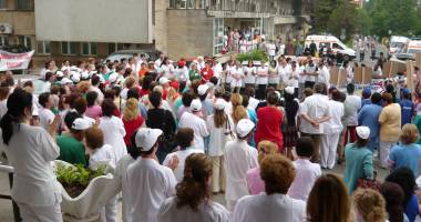 Stire din Sănătate : Cu câte se măresc salariile medicilor în 2015