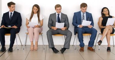 Stire din Economie : Bonusuri, beneficii, program flexibil. Cum își negociază românii salariul