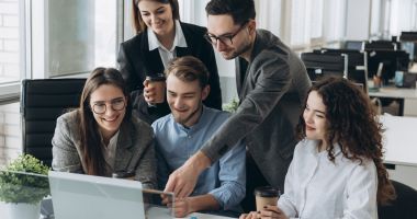 Stire din Social : În ce situaţii sunt obligaţi patronii să le mărească salariile angajaţiilor