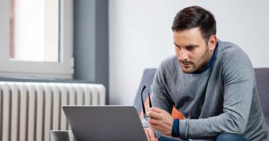 Stire din Social : Românii au început anul cu un salariu mediu net mai mic decât în 2024