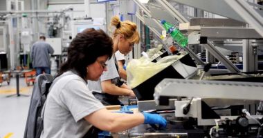 Stire din Social : Unii români ar putea avea salarii mai mici, din iulie. Guvernul caută soluții pentru reducerea taxării pe muncă