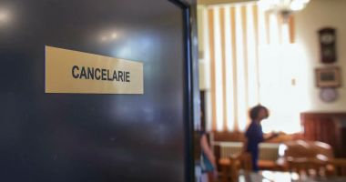Stire din Cultură-Educație : Salariile profesorilor şi bursele elevilor, puse sub semnul întrebării. Ministerul Educaţiei nu mai are bani