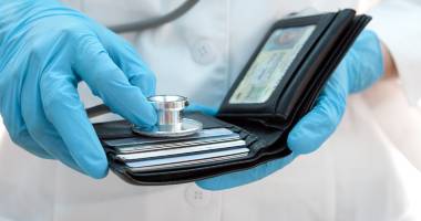 Stire din Social : Mare minune mare! Salariile medicilor cresc cu 25%