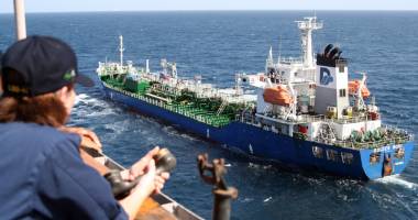 Stire din Economie : Salariile navigatorilor,  amenințate de scăderea  prețului petrolului