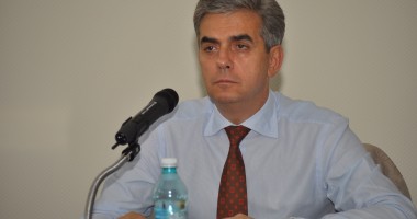 Stire din Sănătate : Ce schimbări aduce revizuirea legii salarizării medicilor