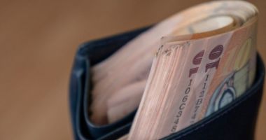 Stire din Economie : Salarii mai mari din 1 iulie pentru aproape 1,8 milioane de români.  Câți bani va lua în mână un angajat care va câștiga 3.700 de lei