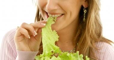 Salata verde ajută la tratarea cataractei, a infarctului sau cancerului