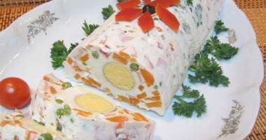 Stire din Diverse : Salata de boeuf. Ce ingredient o face mai specială