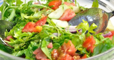 Stire din Sănătate : Trei salate sănătoase și răcoritoare de vară