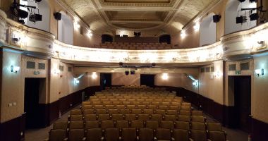 Stire din Actualitate : Actorii Teatrului Evreiesc de Stat amenințați pe TikTok joacă păziți de jandarmi