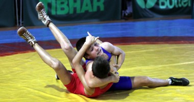 Stire din Sport : Salbă de medalii pentru micii luptători constănțeni