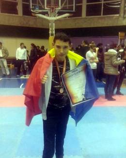Stire din Sport : Salbă de medalii pentru luptătorii constănțeni, la concursul din Bulgaria