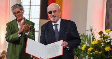Stire din Actualitate : Salman Rushdie, recompensat cu Premiul pentru Pace la Târgul Internaţional de Carte de la Frankfurt