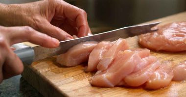 Sute de cazuri de salmonella, probabil asociate cu carnea de pui!