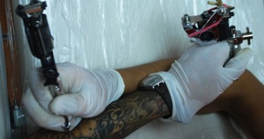 Stire din Sănătate : Tatuajele și piercing-urile pentru orbi și bolnavii psihic, INTERZISE de Ministerul Sănătății