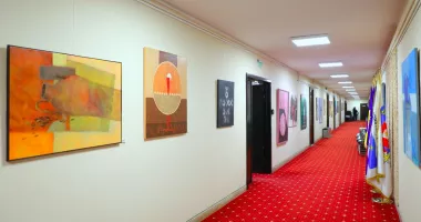 Stire din Cultură-Educație : Holurile Primăriei Constanța găzduiesc Salonul de Primăvară