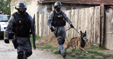 Stire din Eveniment : Săltat de mascați, după ce  a amenințat  un polițist local