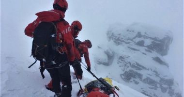 Stire din Actualitate : Salvamontiştii din masivul Ceahlău au salvat doi turiști blocați în nămeți de peste un metru