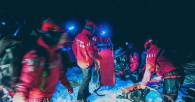Stire din Eveniment : Atenție unde vă aventurați! Bărbat în stare gravă, salvat după o intervenţie de şase ore