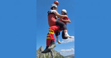 Stire din Eveniment : Turistă accidentată, recuperată cu elicopterul din Munţii Ciucaş. Era în adidași!